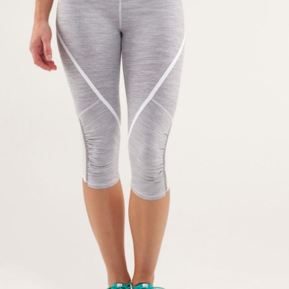 LULULEMON RUN PACE CROP SIZE 6
